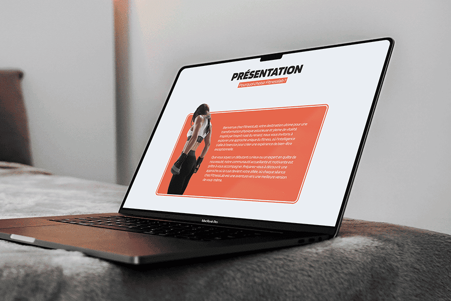 Présentation du site sur McBook Pro posé sur un lit.